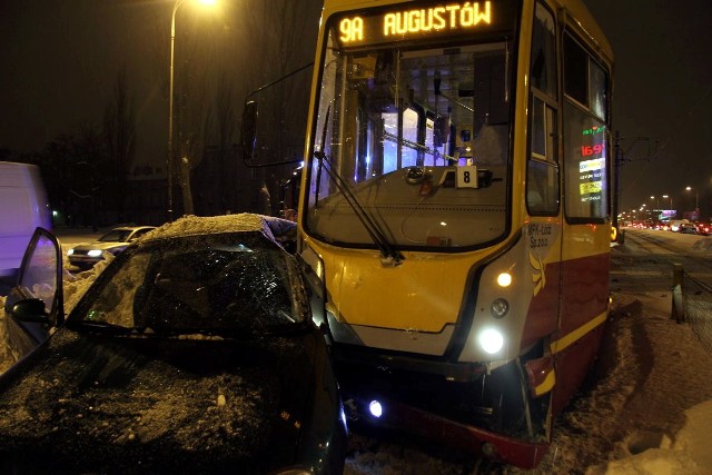 Tramwaj wepchnął samochód w zaspę. Ranny kierowca trafił do szpitala.