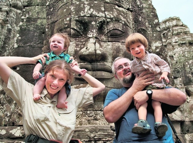 W 2007 roku, gdy klan Kobusów zwiedzał Angkor Wat, Michaś miał dwa lata,  a Staś - sześć miesięcy. Starszego czasem nosił tata, młodszego - mama