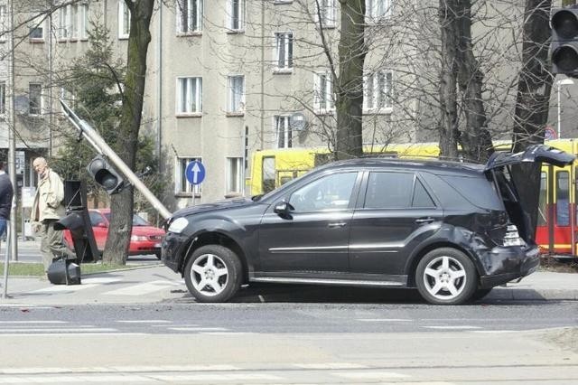 Wrocław: Po zderzeniu z autobusem MPK mercedes uderzył w słup na Kromera (ZDJĘCIA)