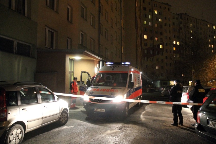 Wrocław: Śmierć przy Krynickiej. Kobieta wyskoczyła z 6. piętra bloku (ZDJĘCIA)