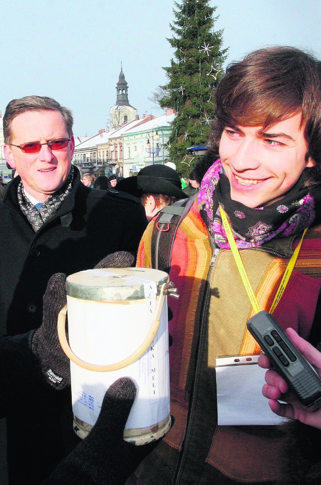 Jana Melę w kwestowaniu wspierali studenci i sądecki radny Artur Czernecki