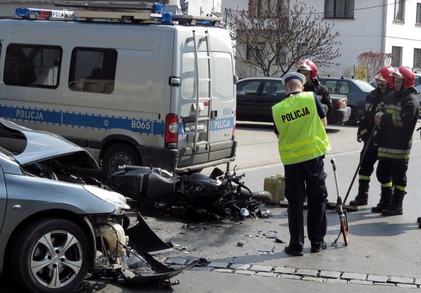Wrocław: Motocyklista zderzył się czołowo z autem osobowym (ZDJĘCIA)