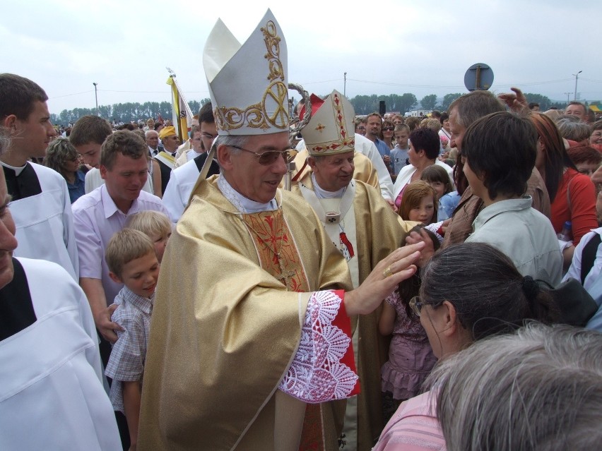 ROK 2006. Biskup zawsze był blisko wiernych swojej diecezji...