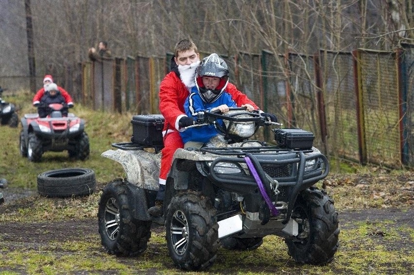 Dzieci z domu dziecka jeździły z Mikołajem na quadach