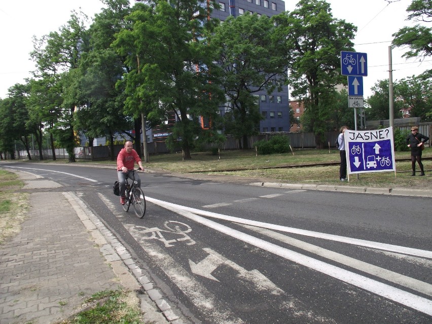 Wrocław: Rowerzyści uczą kierowców jak jeździć (FILMY I ZDJĘCIA)