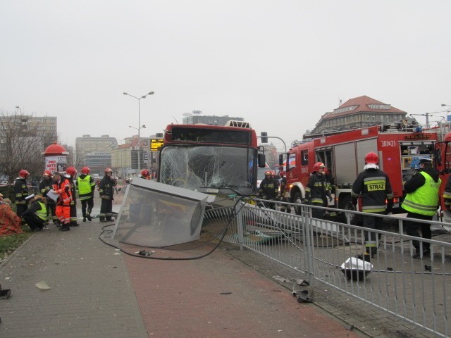 Wrocław: Autobus staranował przystanek na pl. Jana Pawła II. Jedna osoba nie żyje (ZDJĘCIA, FILM)