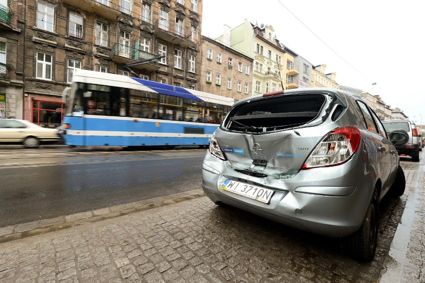 Wrocław: Zderzenie tramwaju z samochodem. Wprowadzono objazd (ZDJĘCIA)