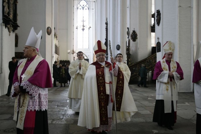 Gdańsk: Odsłonięcie pomnika dla ofiar spod Smoleńska w bazylice Mariackiej (ZDJĘCIA)