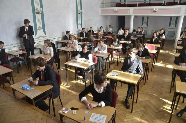 Uczniowie II LO w Poznaniu już piszą egzamin dojrzałości
