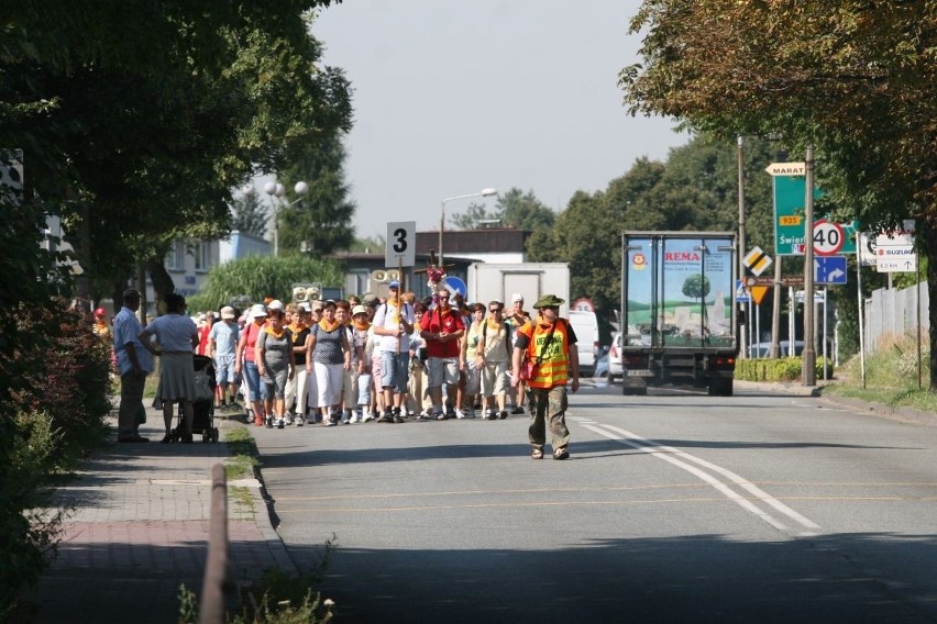 Cztery tysiące pielgrzymów z Rybnika jest już w drodze na Jasną Górę [ZDJĘCIA]