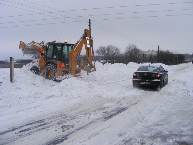 W ostatnich latach zimą śniegu na drogach nie brakował. Zarząd Dróg Powiatowych w Poznaniu obiecuje, że droga z Rokietnicy ( na zdjęciu) jest wśród najszybciej odśnieżanych dróg powiatowych