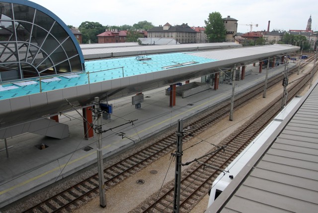 Peron numer 2 na Dworcu Głównym. Do wykonania zostały tylko prace wykończeniowe