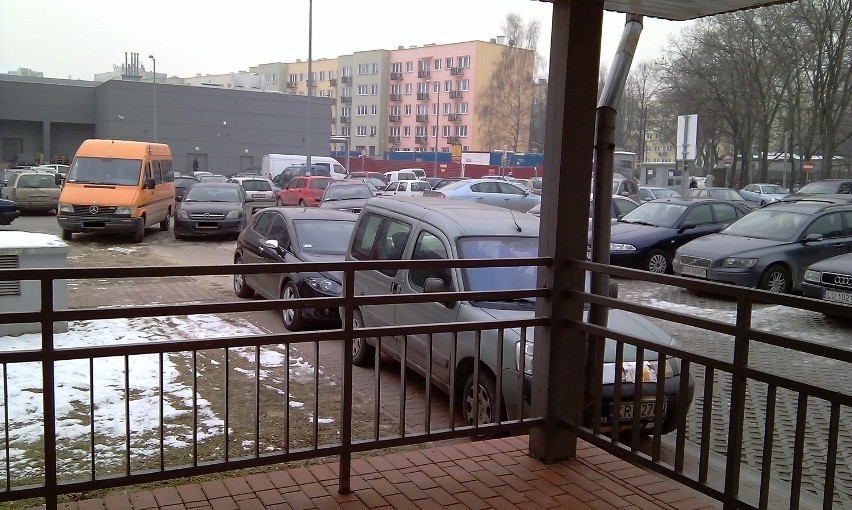 Parkowanie przed UM w Świdniku (zdjęcia Czytelnika)