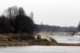 Wrocław: Przebudowa Odry. Powstaje tama na kanale powodziowym (ZDJĘCIA)