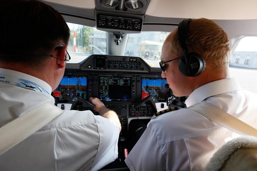 Dwójka pilotów jest na wyciągnięcie ręki pasażerów