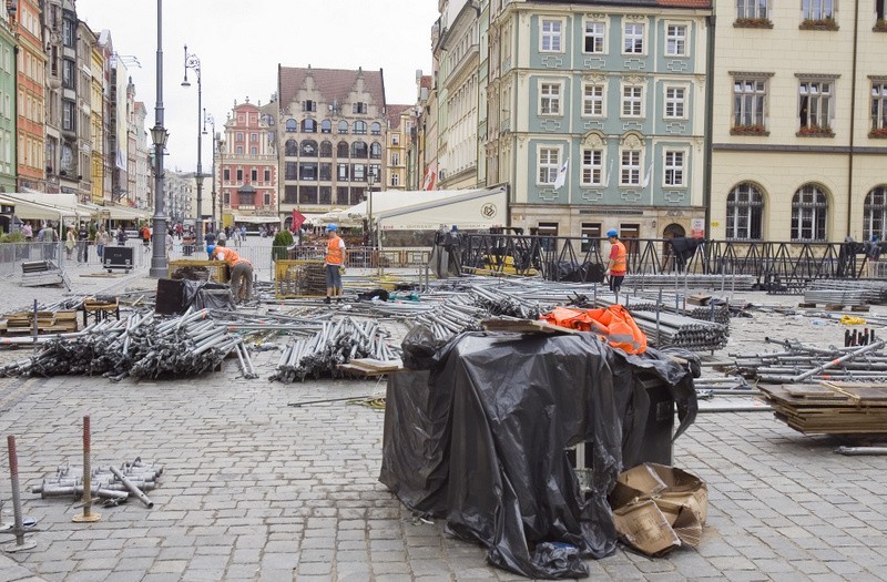 Wielkie sprzątanie Rynku: Trwa demontaż strefy kibica (ZDJĘCIA)