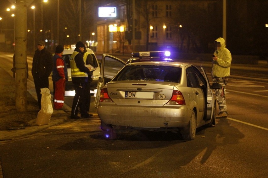 Wrocław: Samochód wjechał pod tramwaj na al. Karkonoskiej (ZDJĘCIA)