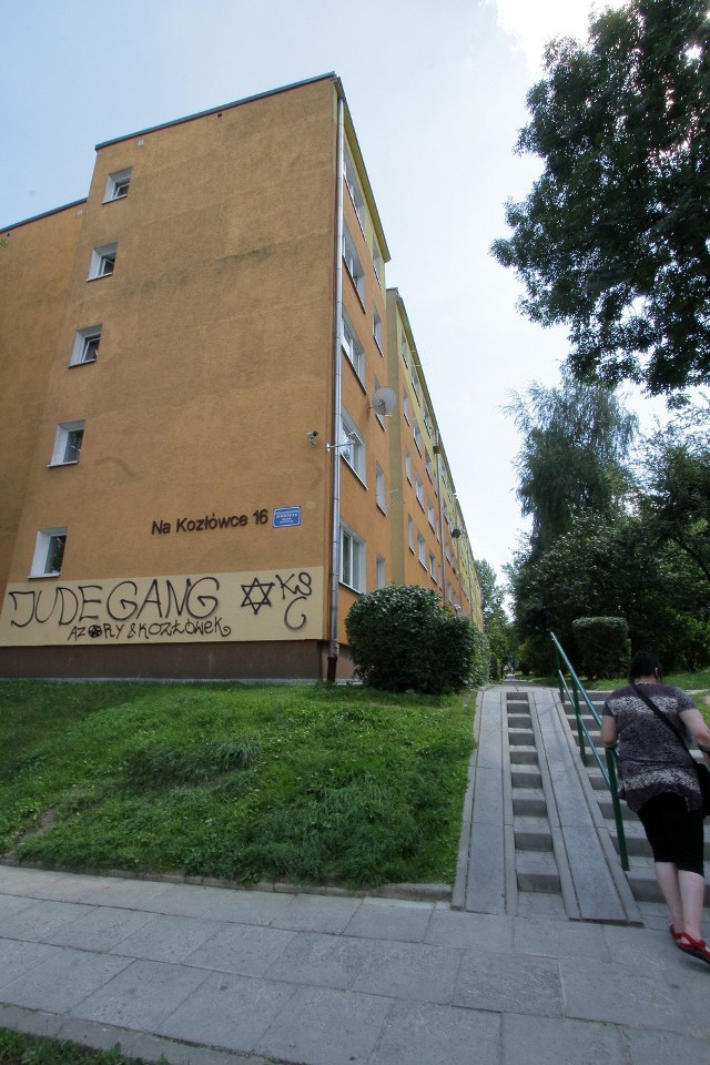 W tym bloku przy ul. Na Kozłówce mieszka rodzina A. z małą Patrycją i maleńkim bratem