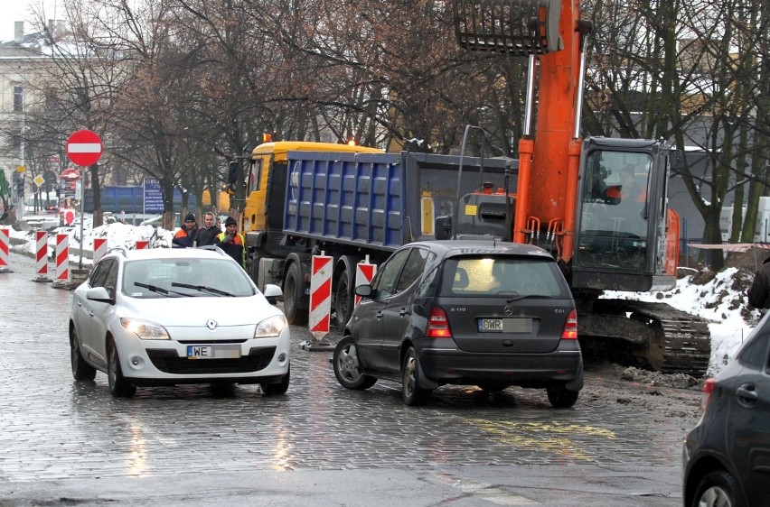 Remont Orląt Lwowskich: Niedziela znów pod prąd i nowe kolizje (ZDJĘCIA)