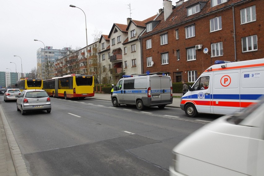 Wrocław: Wypadek autobusu. Ranna pasażerka (ZDJĘCIA)
