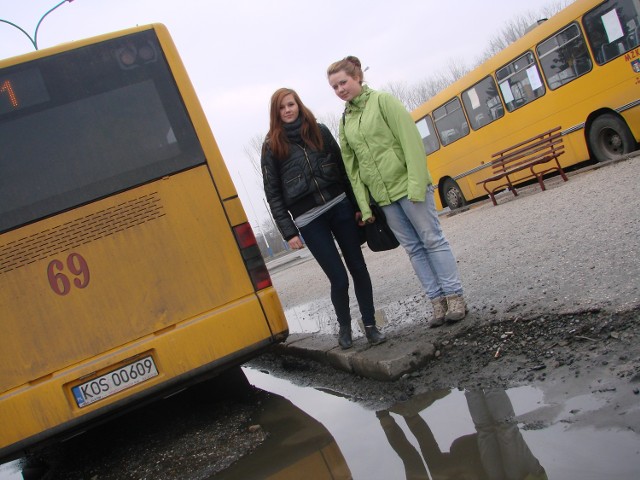 Agnieszka Kilarska i Wiktoria Gamalczyk z Oświęcimia czekają nad kałużą na autobus
