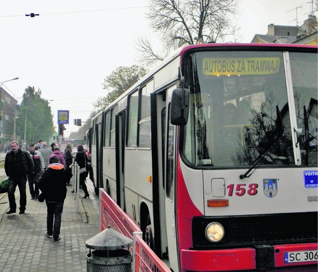 W al. Wolności autobus za tramwaj blokuje pas ruchu