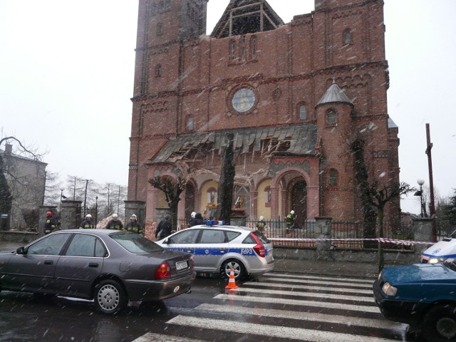 W czwartek rano silny wiatr uszkodził wieżę kościoła w Lututowie.