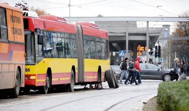 Zepsuty autobus 131 na prawie pół godziny zablokował przystanek na rondzie. Potem uniemożliwiał przejazd tramwajów nr 12