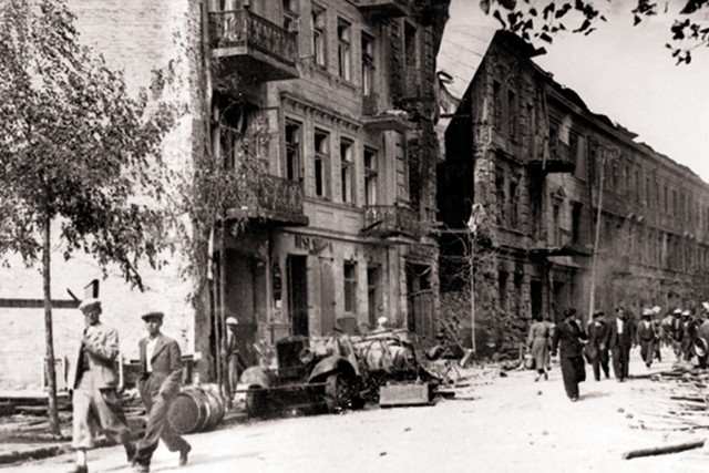 Kolekcja zdjęć Lublina z czasów II wojny: Były kamienice, teraz jest Sezam