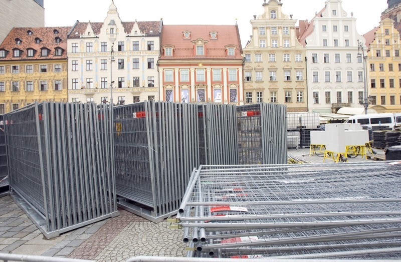 Wielkie sprzątanie Rynku: Trwa demontaż strefy kibica (ZDJĘCIA)