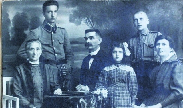 Rodzina Kozielewskich. Siedzą babcia Aurelia, Stefan senior, żona  Walentyna. Stoją: Marian, Laura, Józef