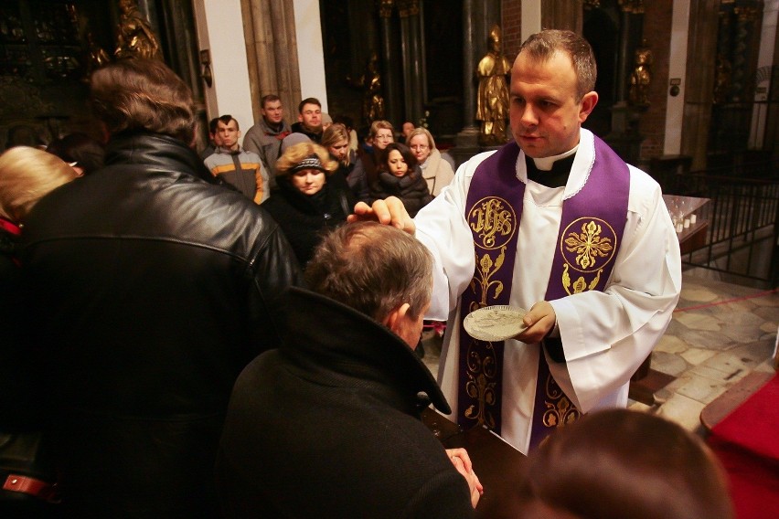 Krzyż Jana Pawła II już we Wrocławiu. Od mszy w Katedrze rozpocznie wędrówkę po parafiach