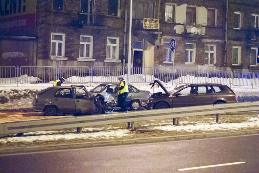 Na ul. Dywizjonu 303 zderzyły się trzy samochody (ZDJĘCIA)