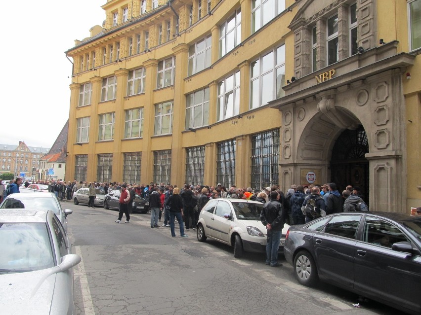 Wrocław: Kilkaset osób stanęło w kolejce po monety Euro 2012 (ZOBACZ)