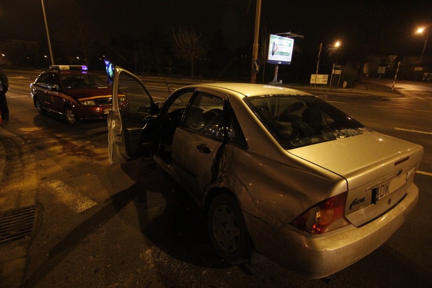 Wrocław: Samochód wjechał pod tramwaj na al. Karkonoskiej (ZDJĘCIA)