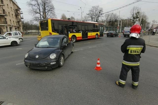 Wrocław: Volkswagen dachował na Traugutta (ZDJĘCIA)