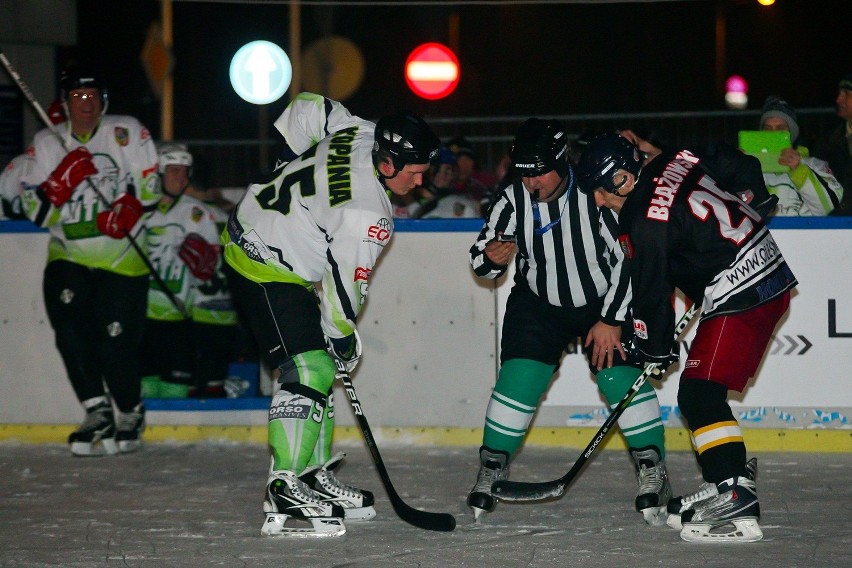 Wrocław: Grad bramek i bójka na lodzie, czyli prawie jak w NHL (ZDJĘCIA)