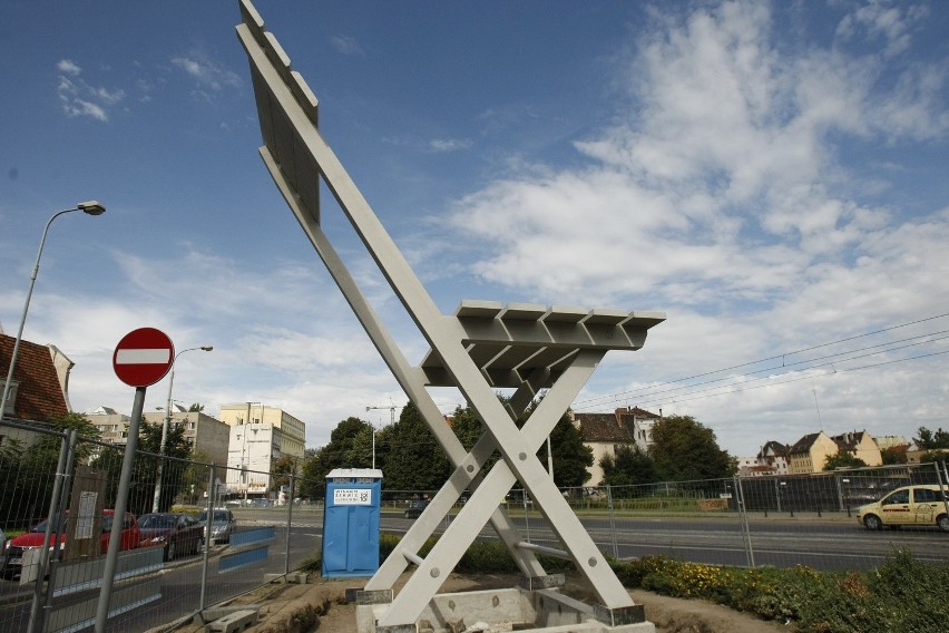 Wrocław: Przy Rzeźniczej stanęło potężne Krzesło Kantora (ZDJĘCIA)