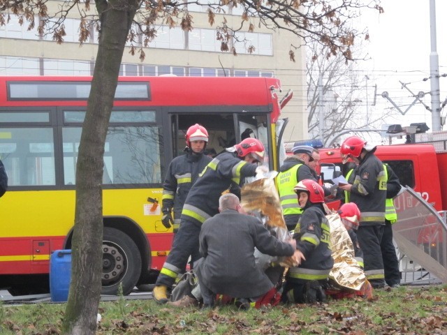 Wrocław: Autobus staranował przystanek na pl. Jana Pawła II. Jedna osoba nie żyje (ZDJĘCIA, FILM)