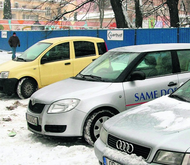 Samochody w tym miejscu parkują prawie codziennie.