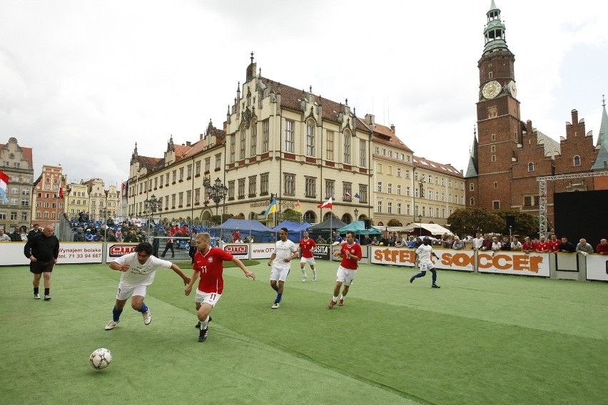 Wrocław: Bezdomni i uzależnieni graliw piłkę na Rynku (ZDJĘCIA, FILM)