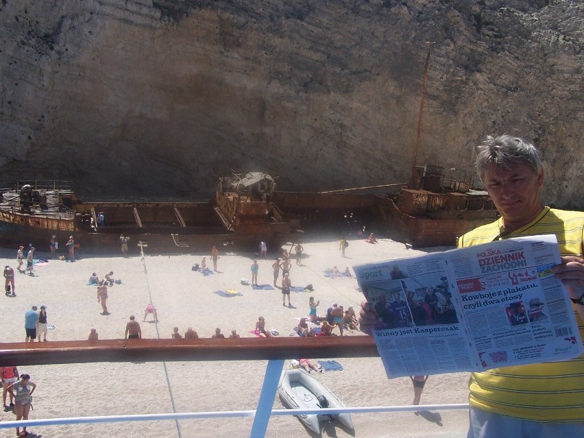 48. Eugeniusz Skrzypiec z Rybnika na plaży w Navagio -...