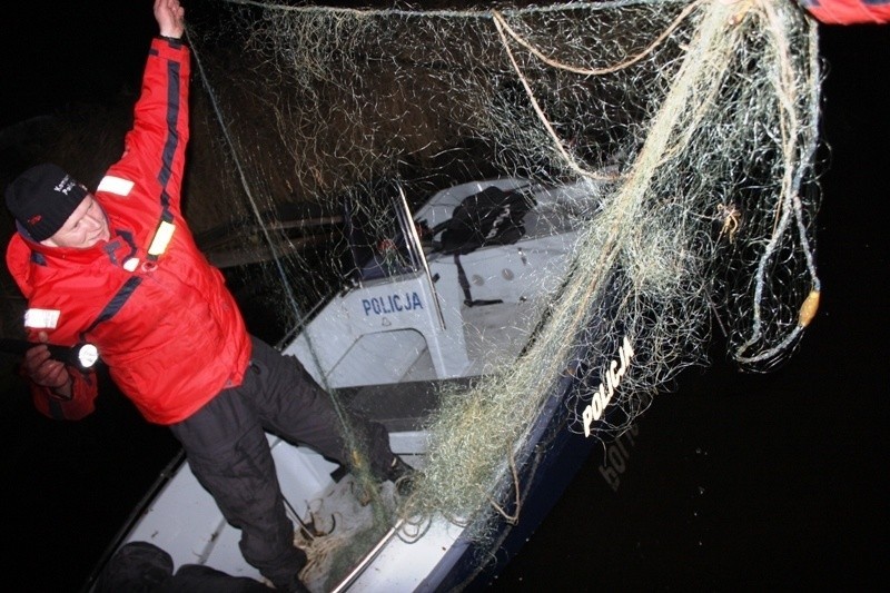 W nocy policyjne patrole wyciągają z jezior wiele sieci