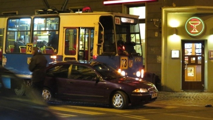 Wrocław: Tramwaj linii 73 zderzył się z autem (ZOBACZ)