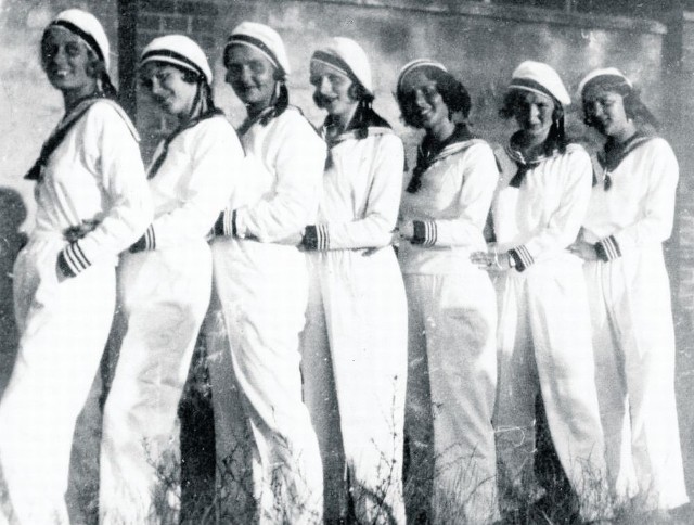 Izabella Stern (pierwsza z lewej) ostatnia naczelniczka pierwszego okręgu pomorskiego Towarzystwa Gimnastycznego "Sokół"