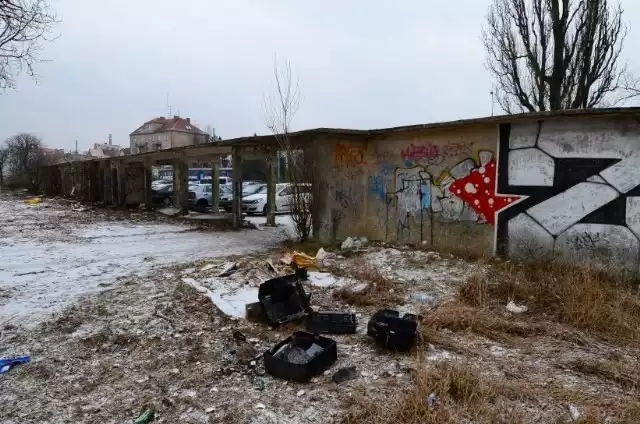 Stary stadion Lecha Poznań na Dębcu przypomina wielkie wysypisko śmieci.