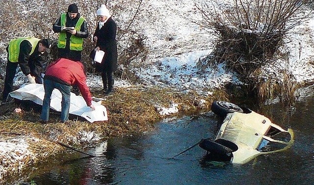 Samochód wpadł do rzeki Orli i zaczął tonąć. Mimo reanimacji &#8211; kierująca nim kobieta zmarła