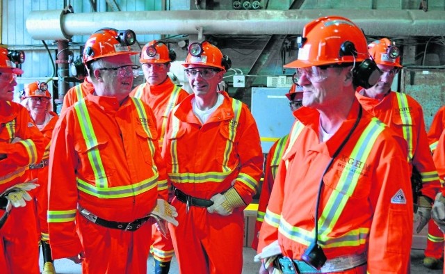 Prezes Herbert Wirth (z lewej) z premierem Donaldem Tuskiem w kopalni Quadra (Kanada)