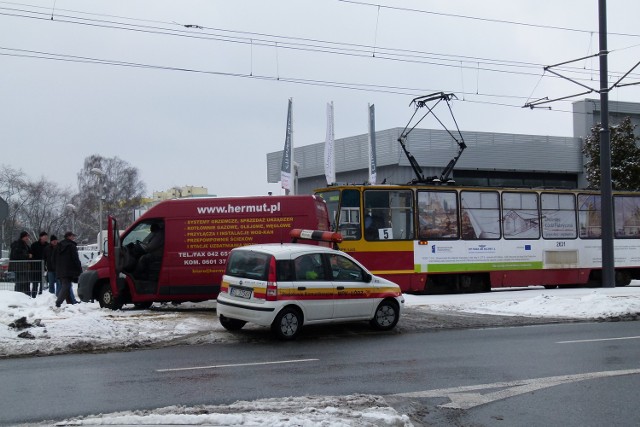 Samochód dostawczy zderzył się z tramwajem na Limanowskiego przy Mokrej.