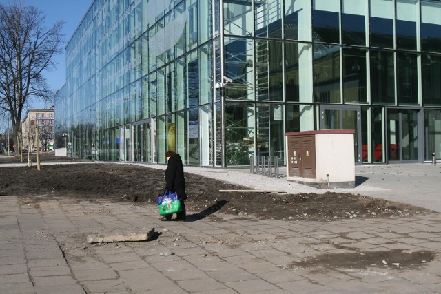 Przed nową halą Międzynarodowych Targów Łódzkich straszą dziurawe i nierówne chodniki.